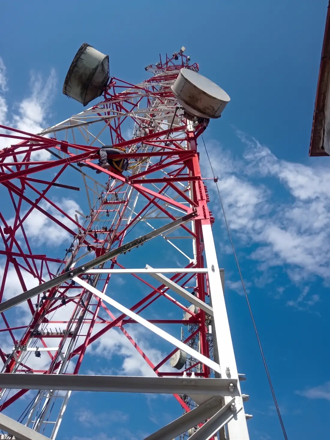 Estructura de una torre vista hacia arriba desde su interior, contra el cielo.