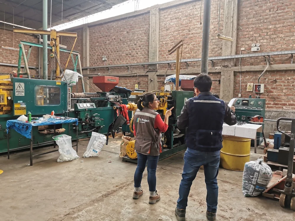 Recorrido de inspección en un taller metalmecánico, con personal de E-Project acompañando al cliente entre la maquinaria.